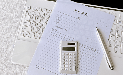 見積書と電卓で企業価値を試算する様子
