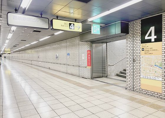 赤坂駅4番出口の階段