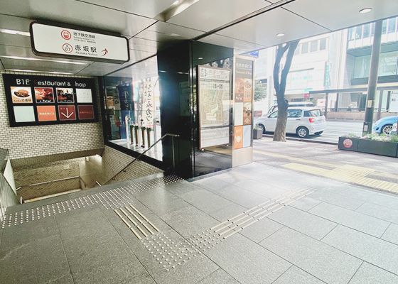 地上に出て左方向