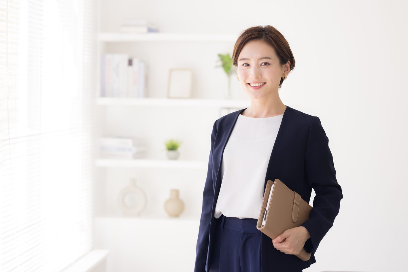 海外法人のお客様に対応するアテナ税理士法人の女性スタッフ