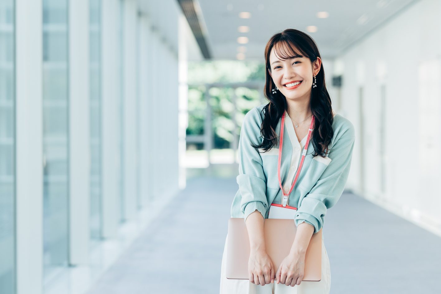 創業融資のご相談に対応するアテナ税理士法人の女性スタッフ